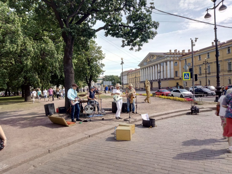 уличные музыканты на Дворцовой Набережной