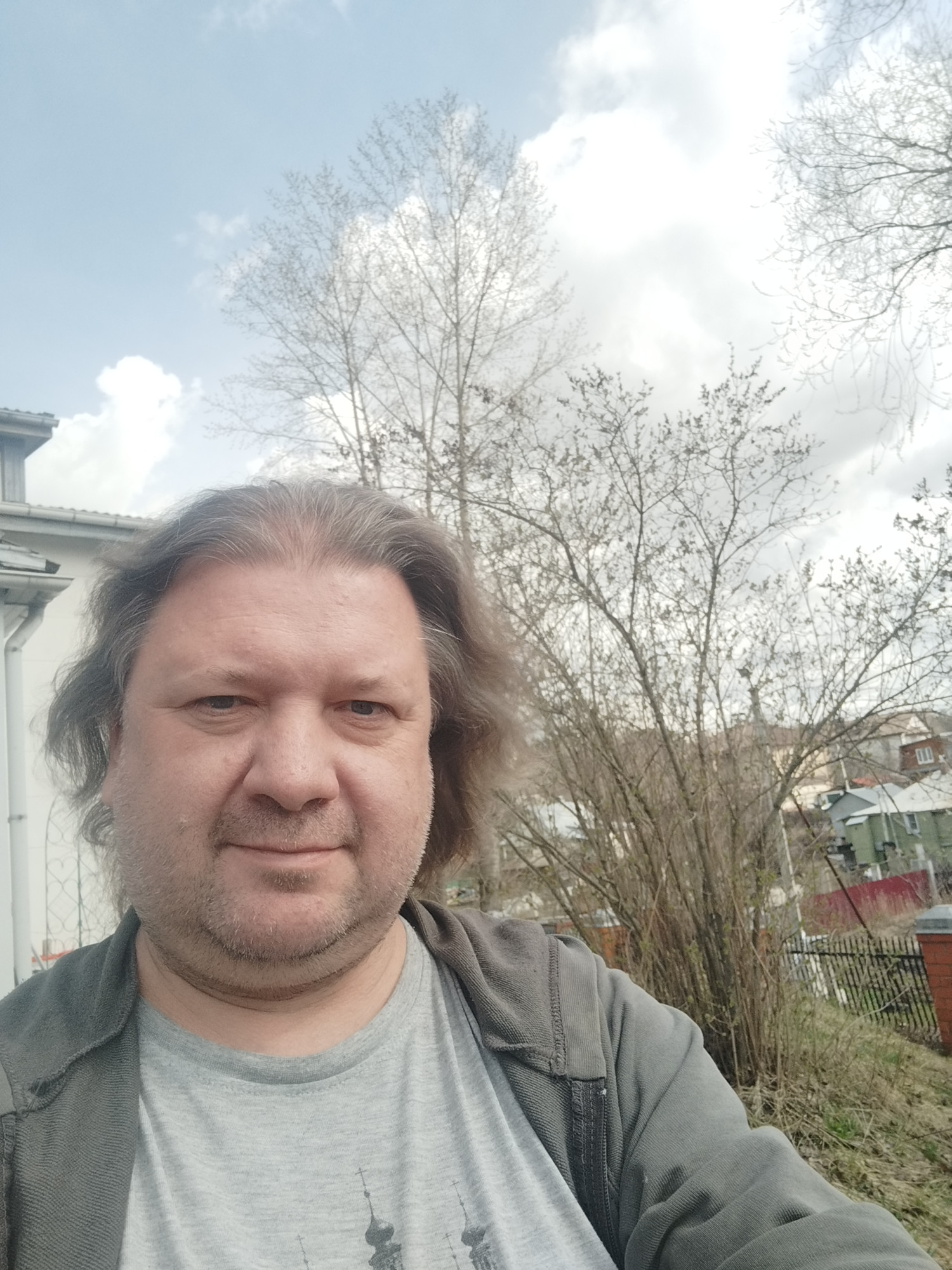 ещё с волосами и ещё без листьев