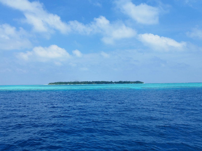 остров Thinadhoo с лодки
